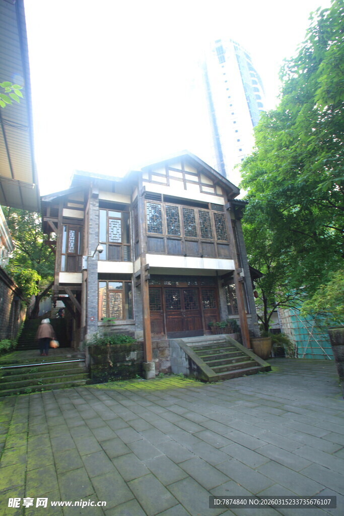 复古风格庭院中的两层建筑