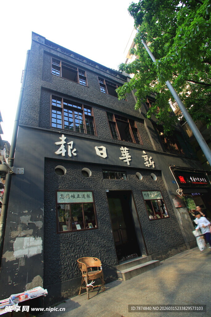 复古风格街边黑色建筑