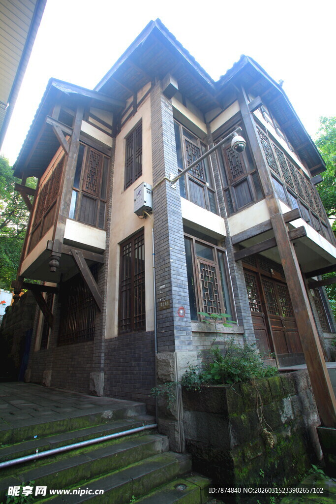 传统风格木质多层建筑
