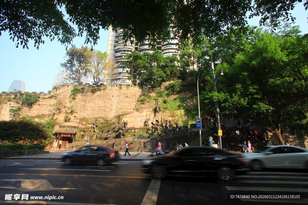 城市街道旁的绿树与车流