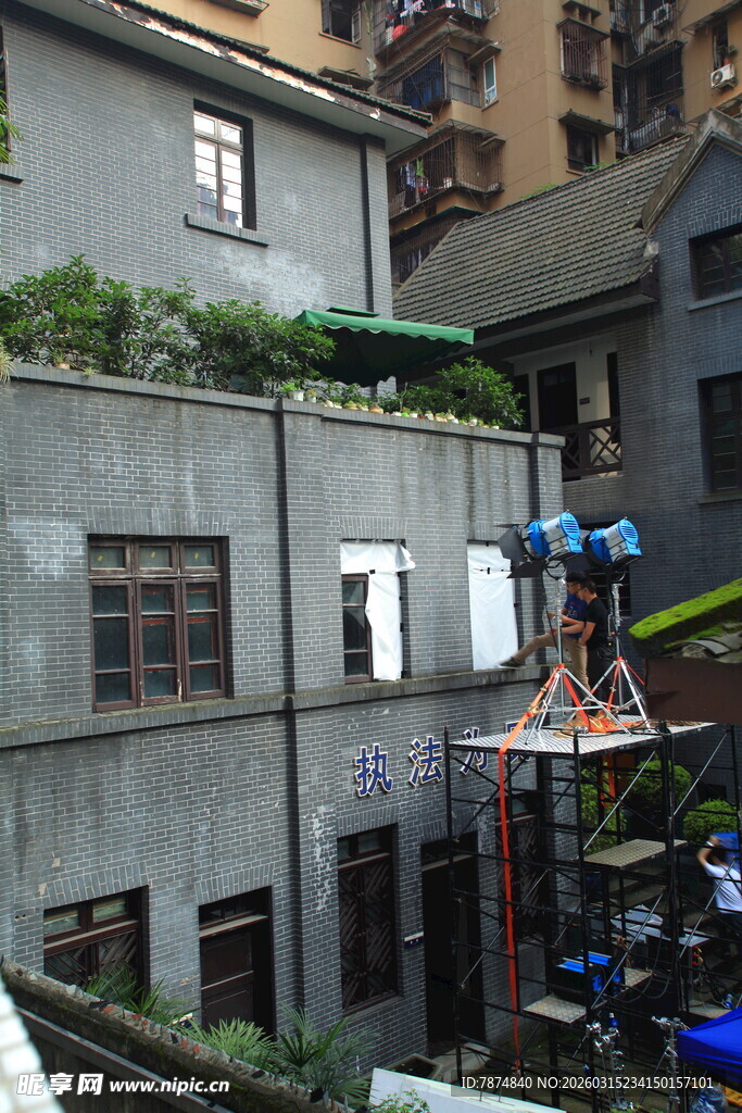 老旧居民楼间的生活场景