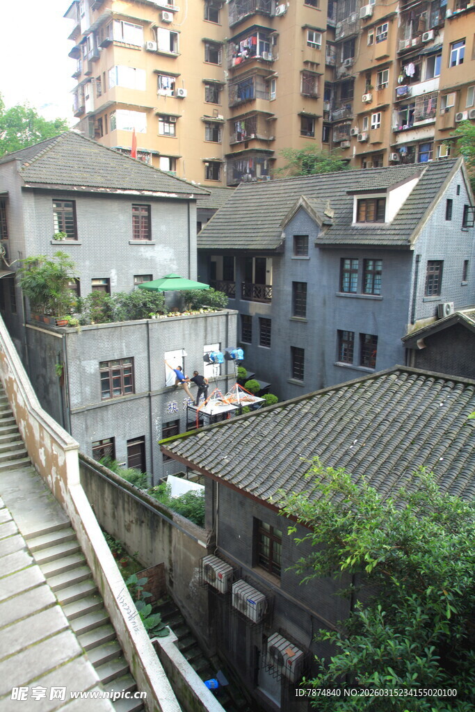 老旧居民区的生活景象