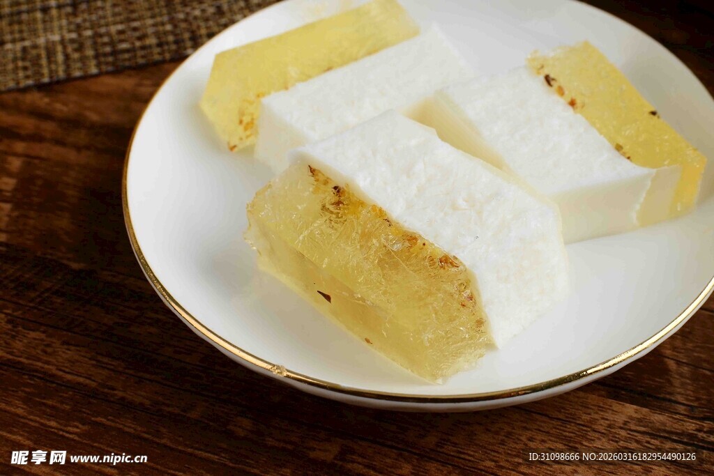 盘中美味糯米糕点