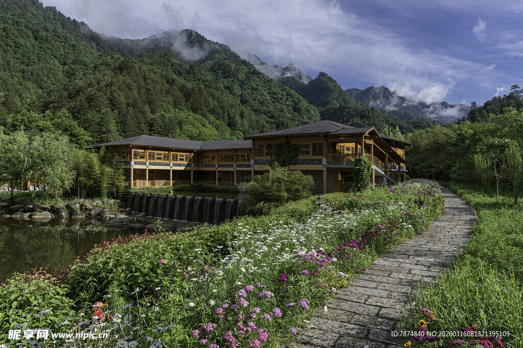 山间木屋旁的烂漫花径