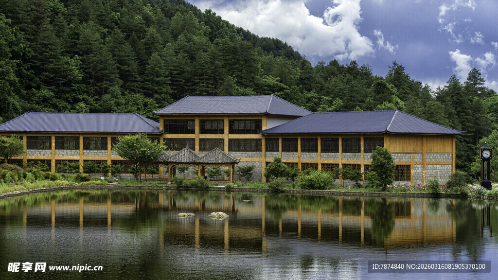 湖畔中式建筑与青山倒影