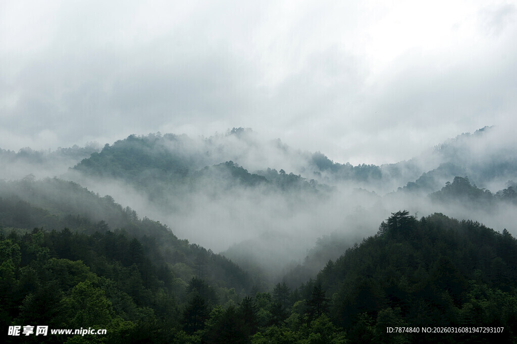 云雾缭绕的山间美景