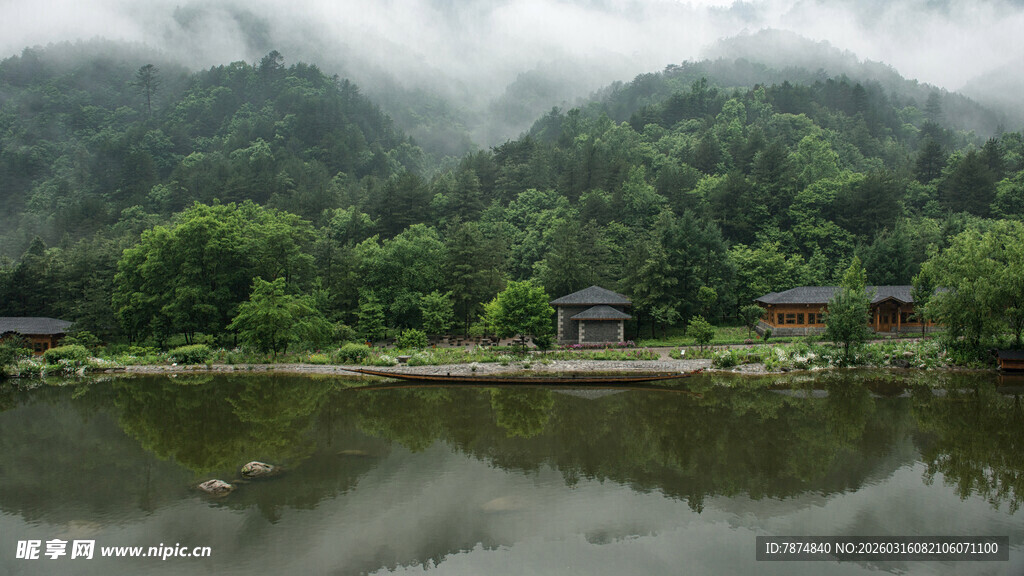 山间湖畔美景