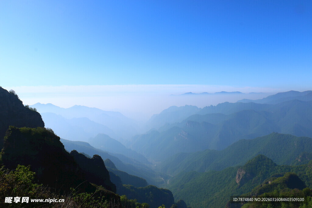 山峦云海美景