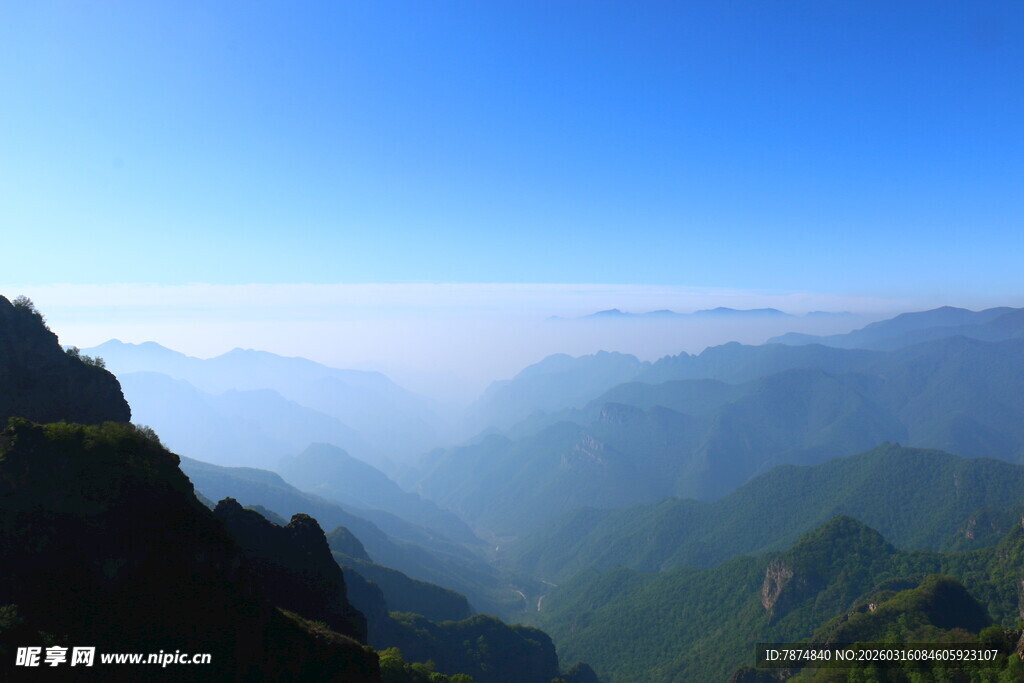 壮丽山景 蓝天白云下的风光