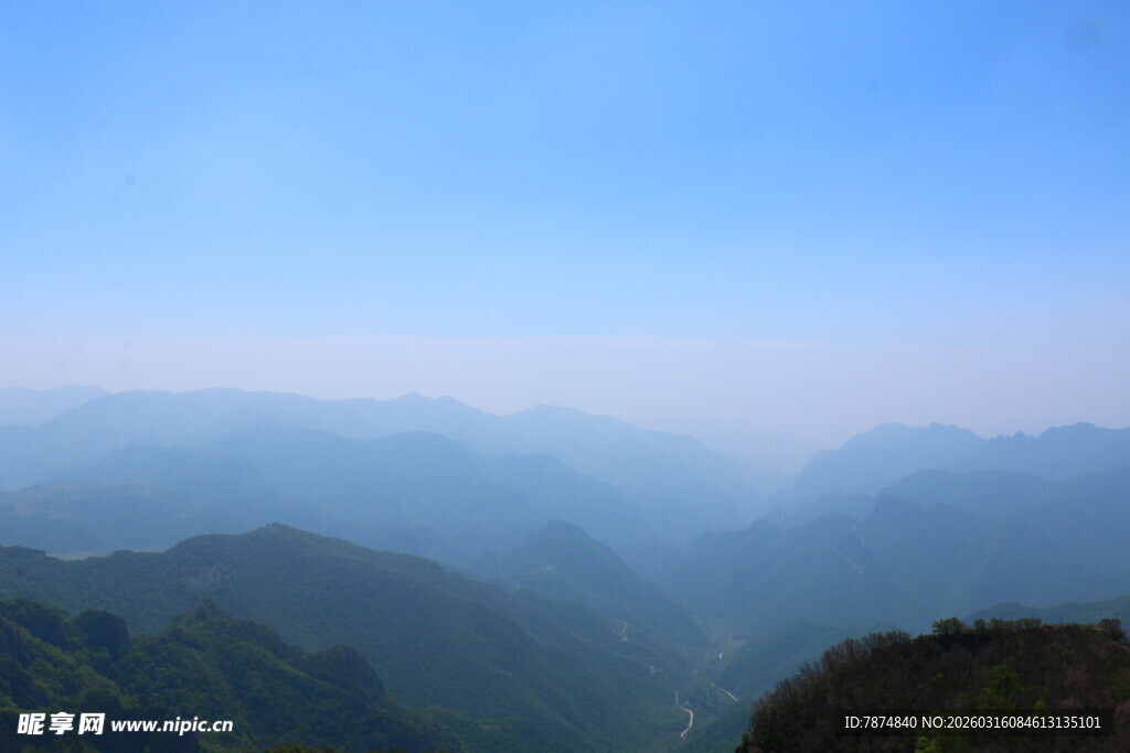 山峦叠翠的壮阔远景