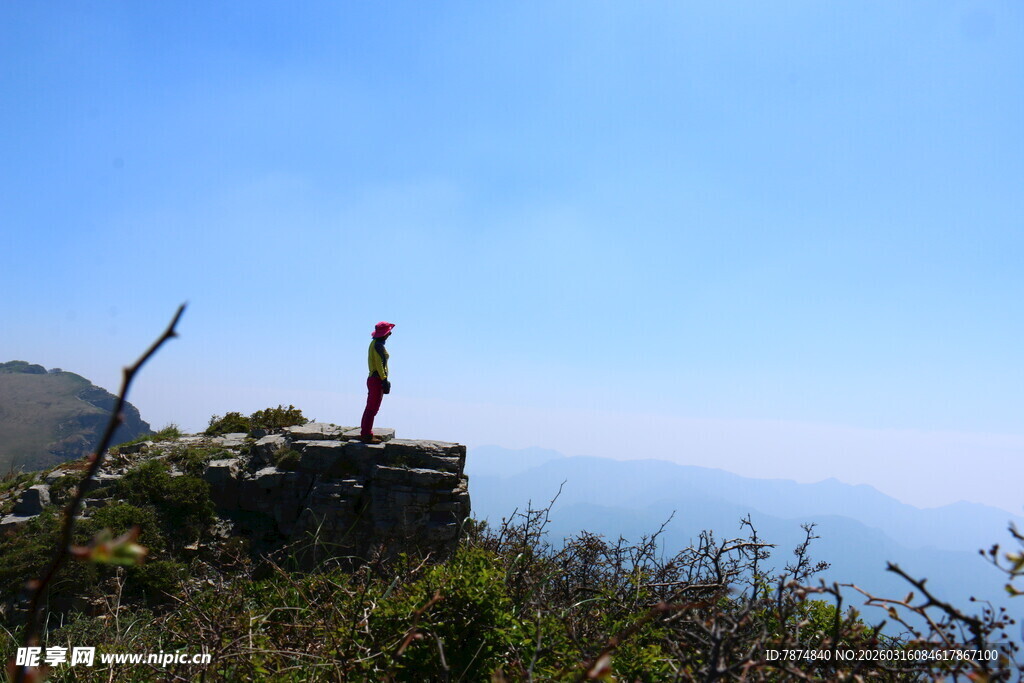 山顶单人眺望壮丽风景