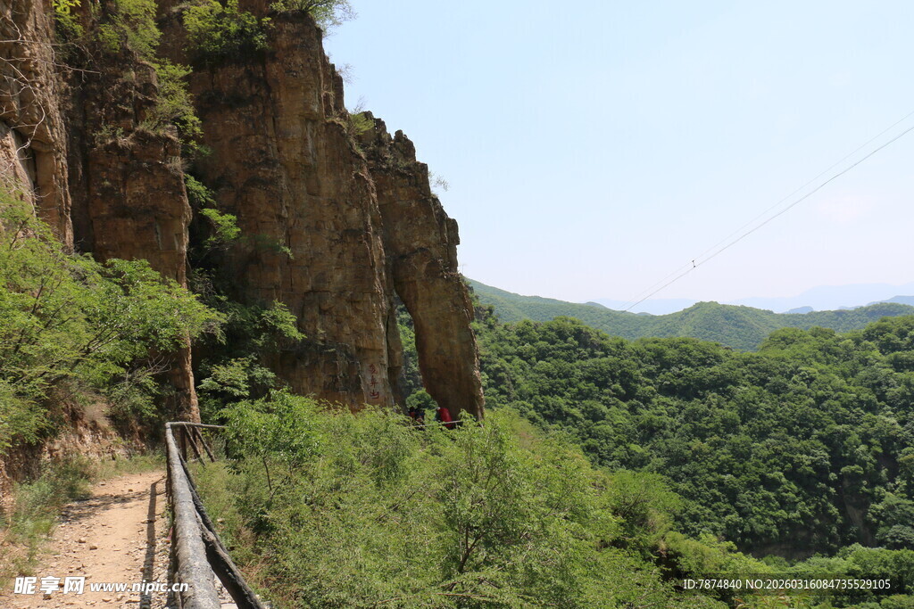 山间峭壁旁的蜿蜒小路