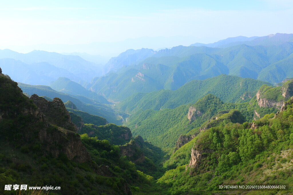 山峦叠翠的壮美自然景观