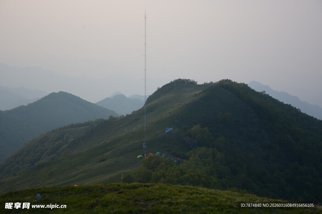 山峦叠翠间的高耸天线
