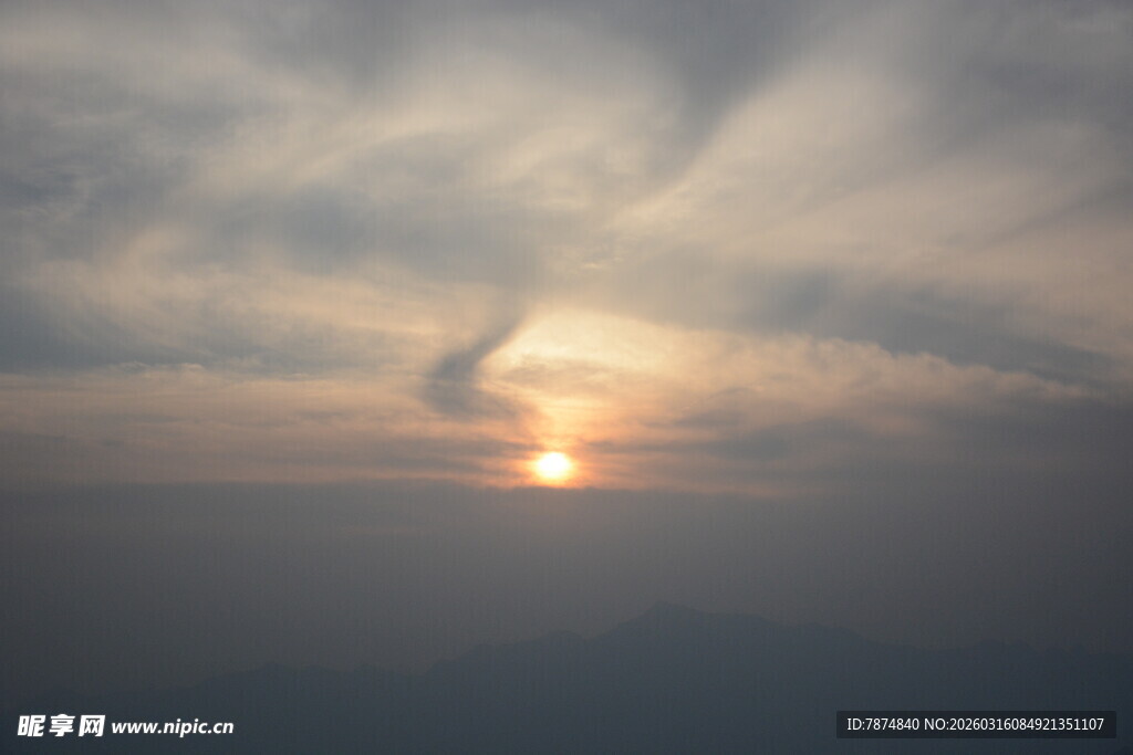 日落时分的壮丽天空景观