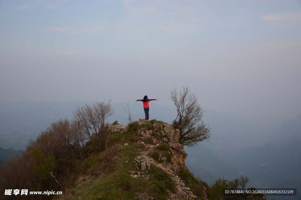 山顶旅人张开双臂赏景