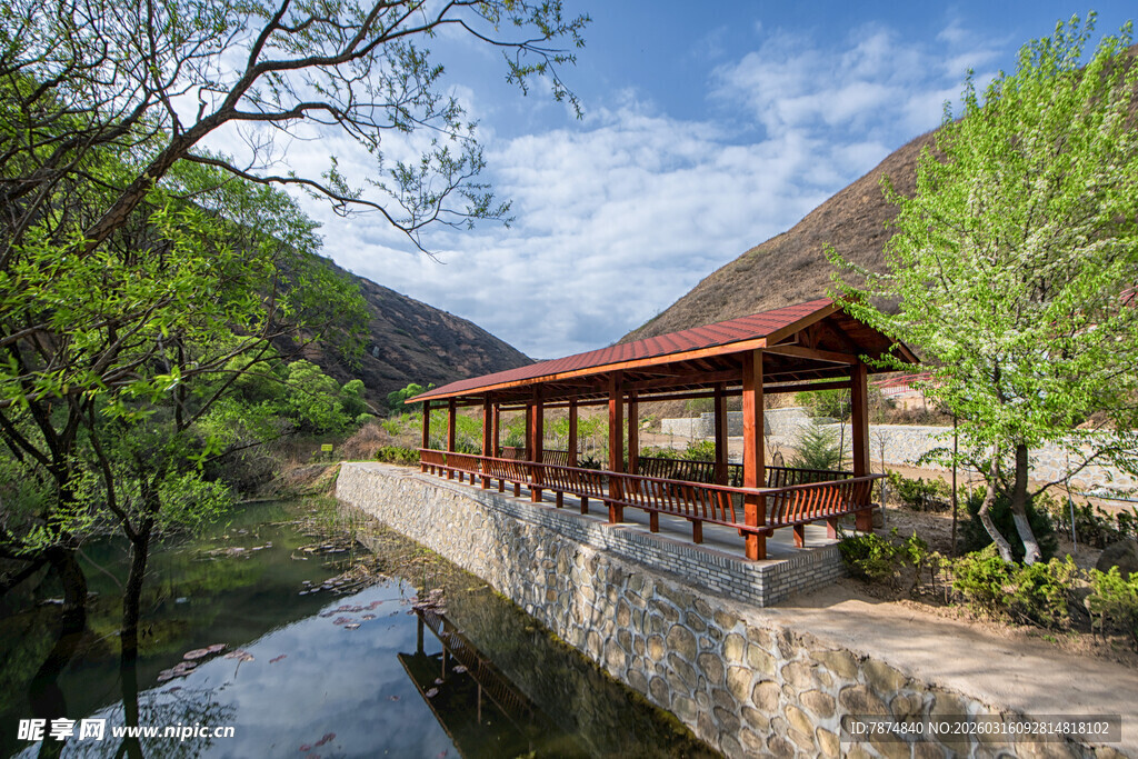 山间河畔木质长廊美景