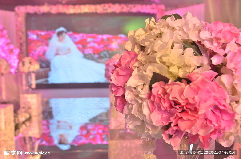 浪漫婚礼现场花卉布置