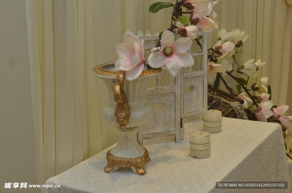 精致花卉装饰的优雅桌景