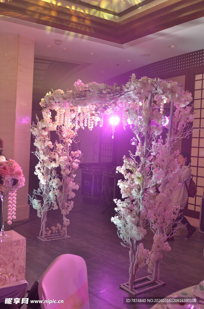 梦幻紫色系婚礼布置场景
