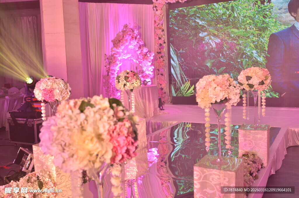 梦幻粉色系婚礼花艺布置