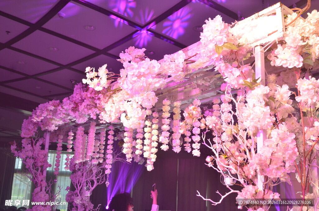 梦幻粉色系婚礼花卉布置