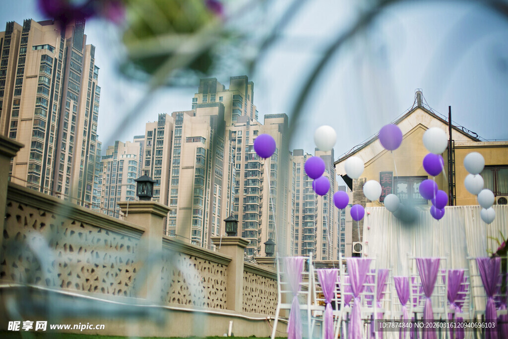 户外紫色系浪漫婚礼场景