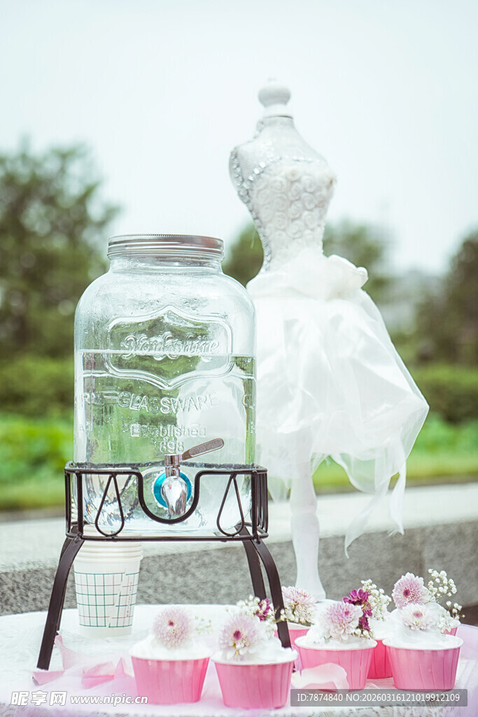 浪漫婚礼甜品与婚纱展示