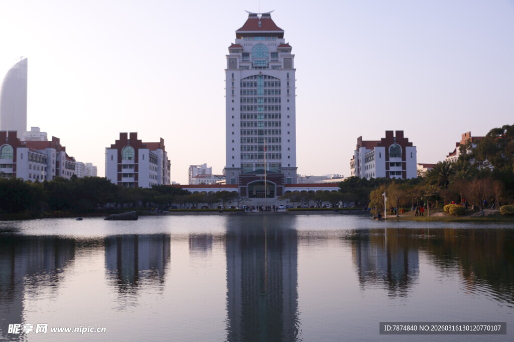 湖畔高楼美景倒映