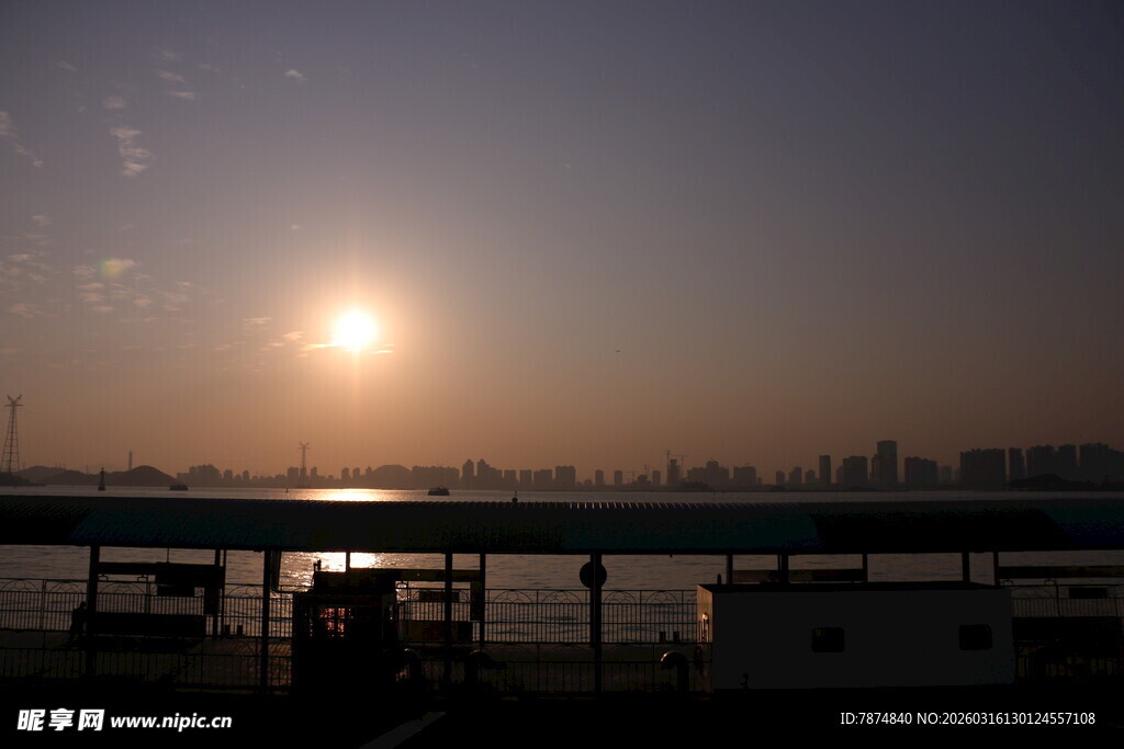 夕阳下的码头风景
