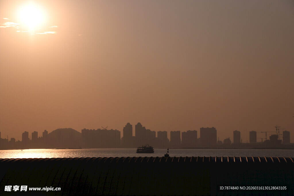 夕阳下的城市天际线
