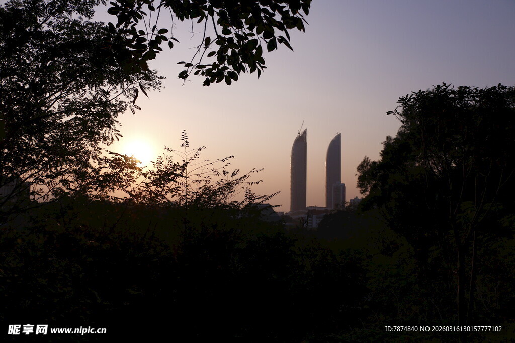 黄昏下的城市双塔景观