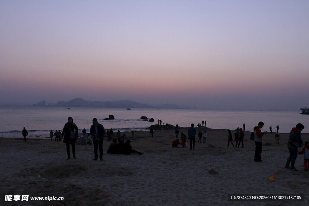 海滩黄昏人群剪影美景