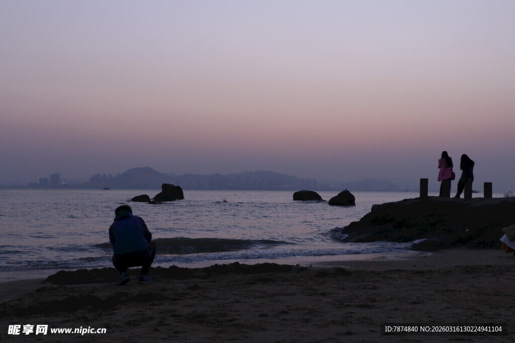 黄昏海边的静谧人物景象