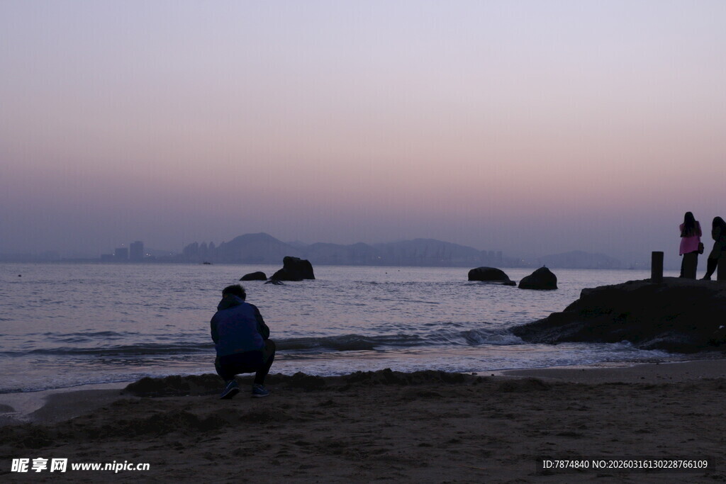 黄昏海边的静谧休闲时刻