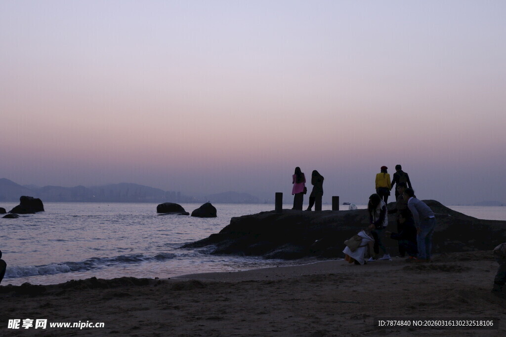 海边黄昏时的人群景象