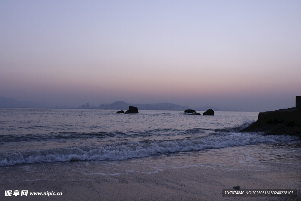 海边黄昏 海浪轻拍礁石