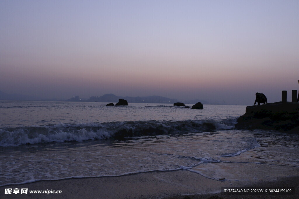 黄昏海滨 海浪轻拍礁石