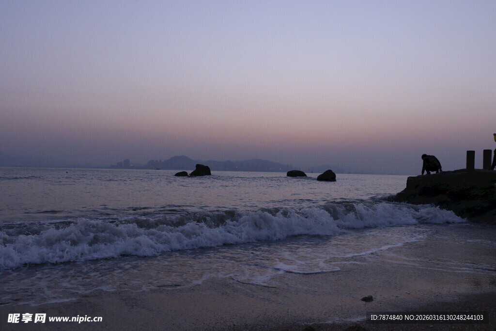 海边暮色下的海浪与岸景