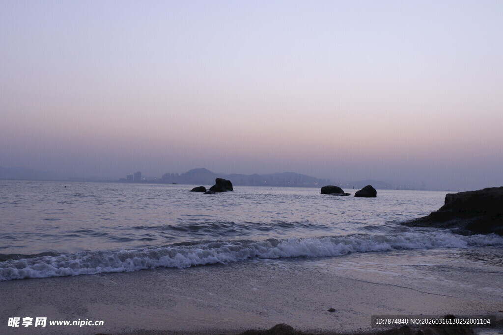 黄昏下的海边礁石美景
