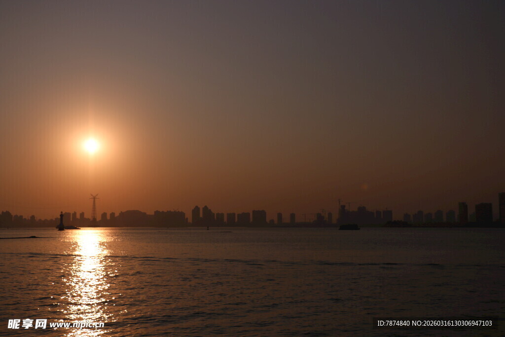 夕阳映水城市天际线