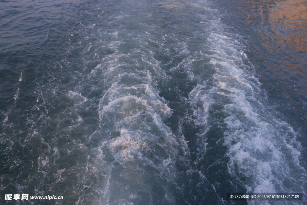 船行水面激起白色浪花