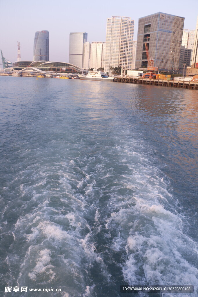 乘船赏城市河畔风光