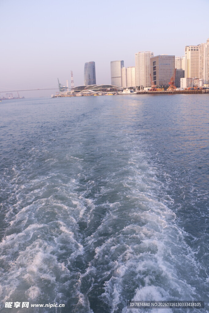 乘船观城市滨水风光