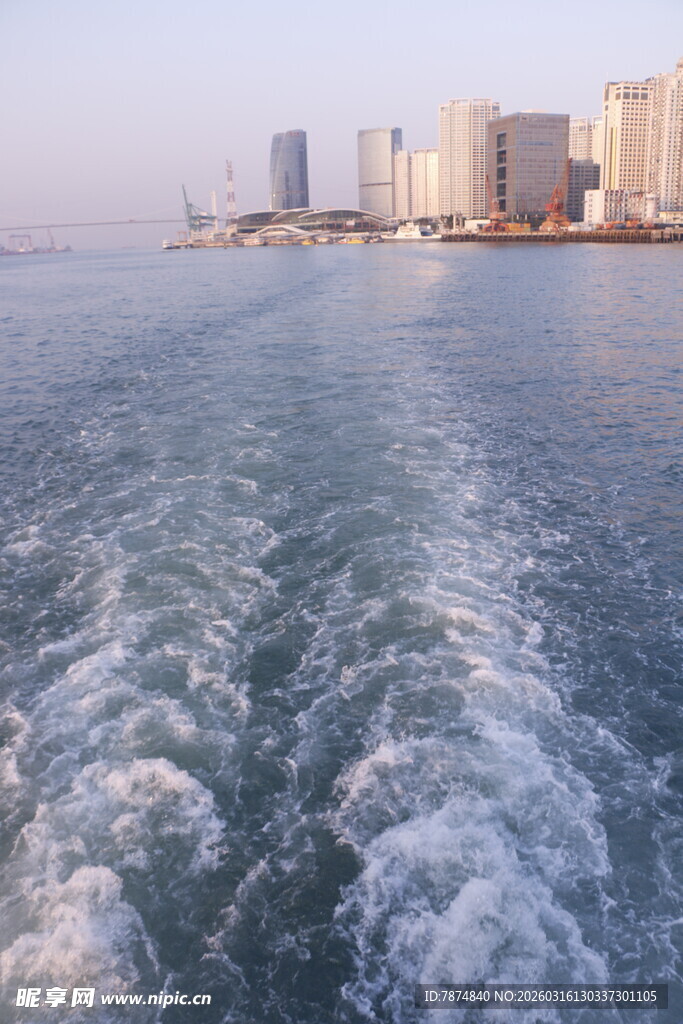 海上航迹与城市天际线