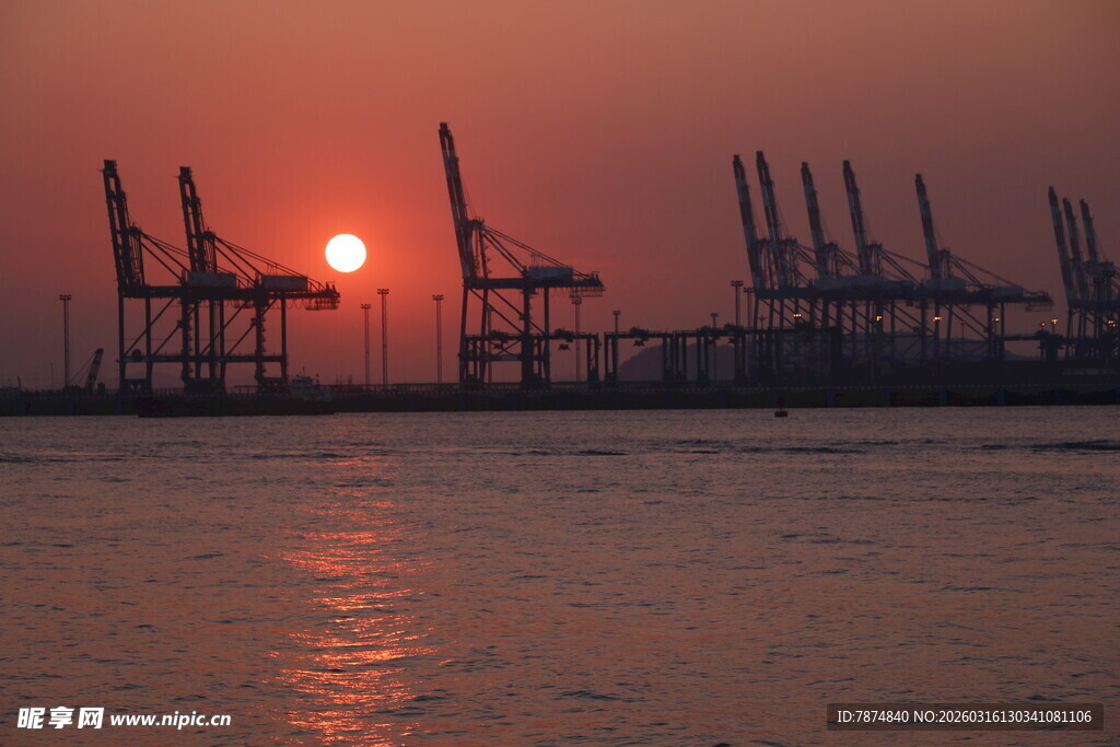 夕阳下的港口起重机剪影