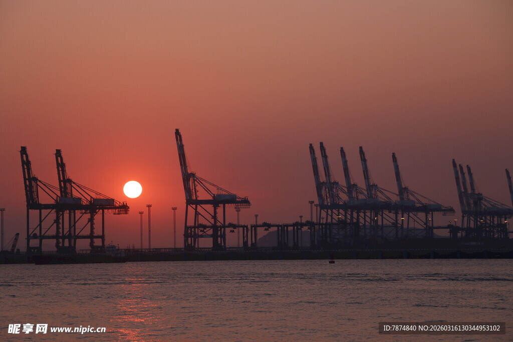 港口日落时的起重机剪影