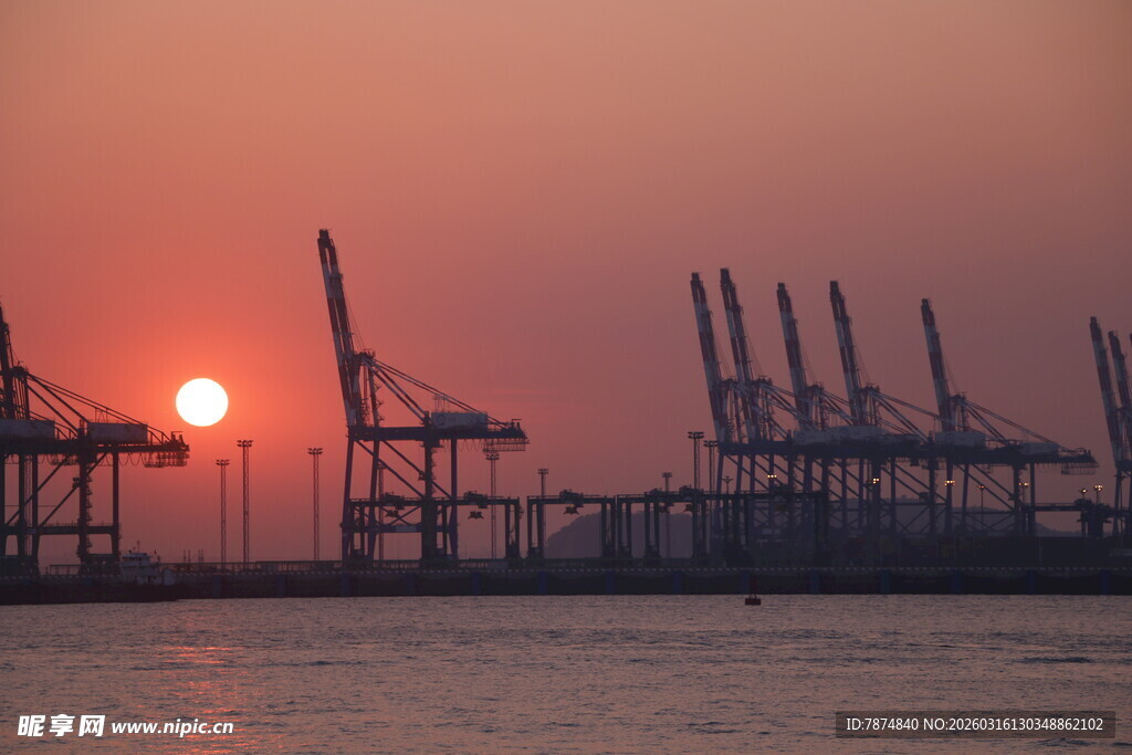 港口夕阳下的起重机剪影
