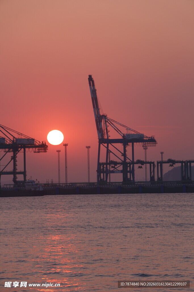 港口夕阳下的起重机剪影