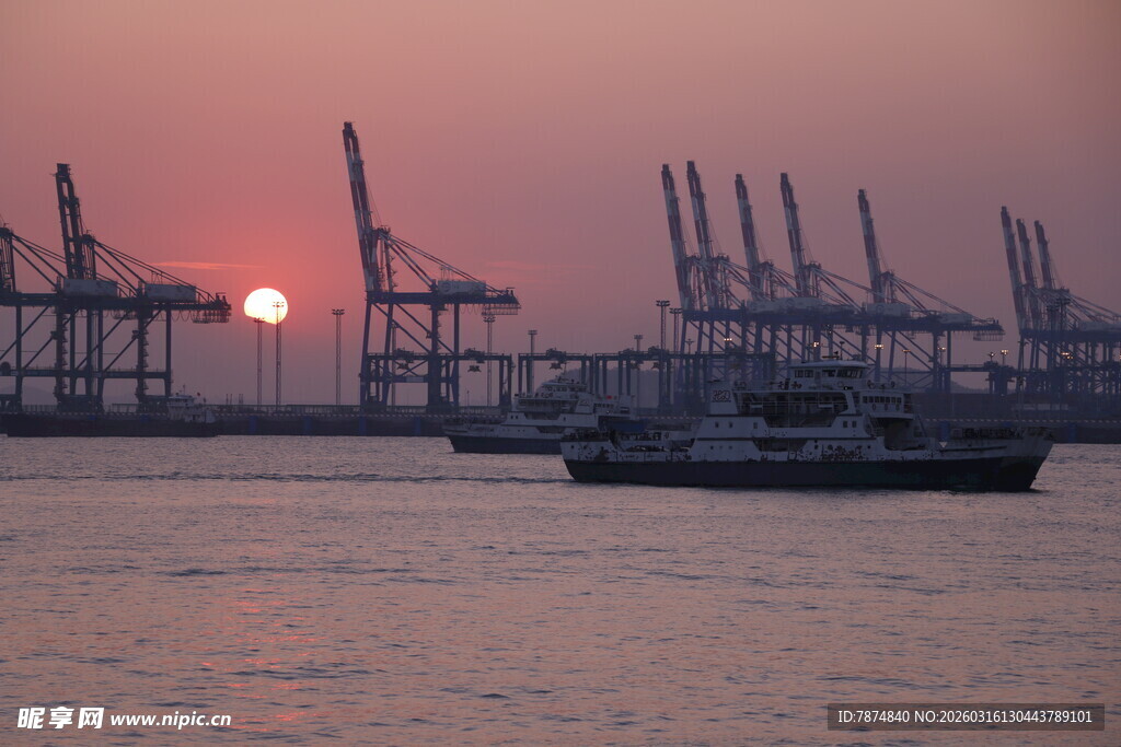 港口夕阳下的船只与起重机